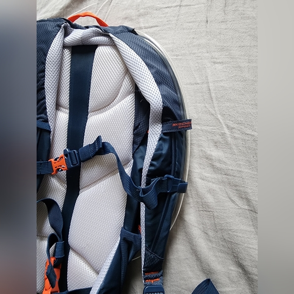 NEW- Skechers Hydration backpack 2L - Picture 6 of 6